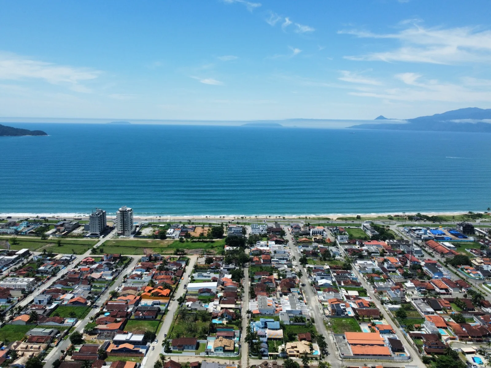 Vista aérea da praia e do bairro