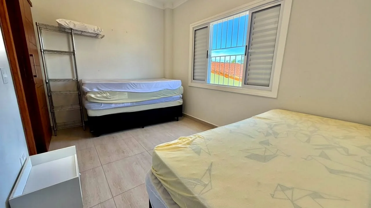 Quarto com cama e janela