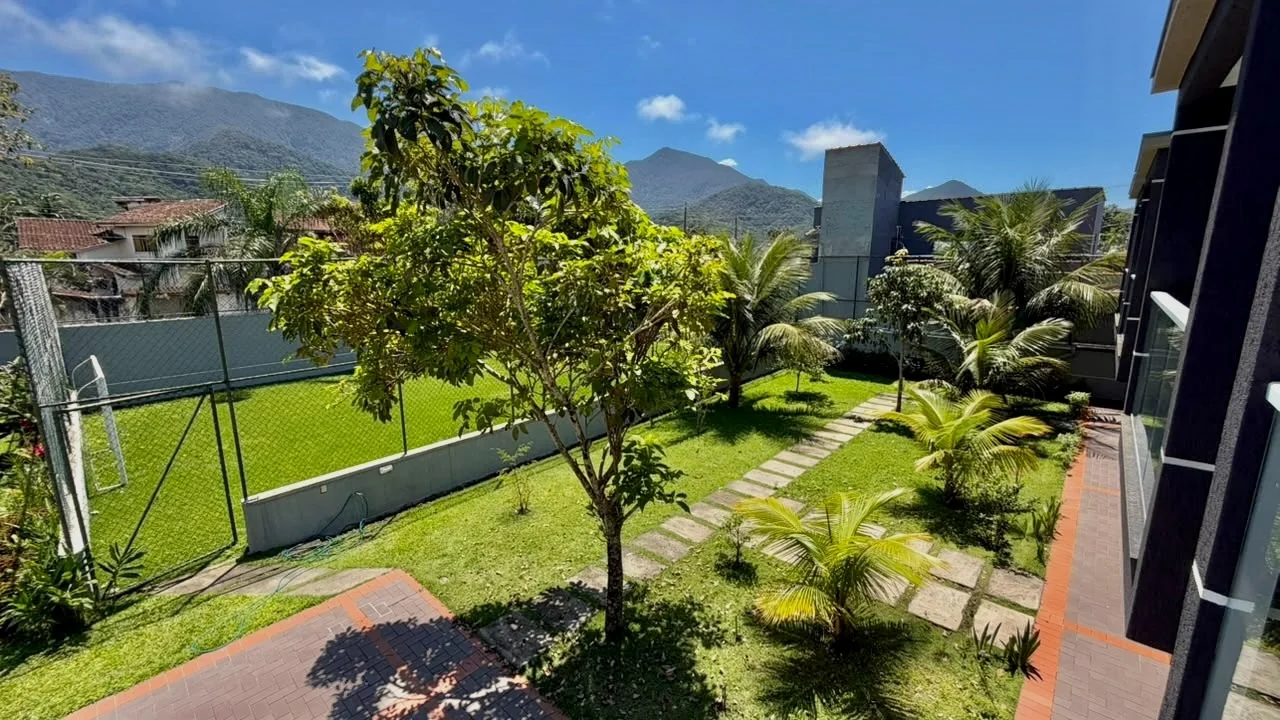 Jardim com caminho de pedras