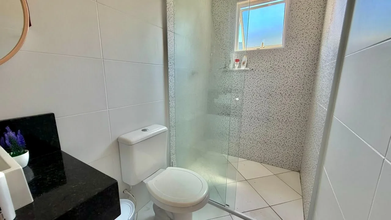 Banheiro com box de vidro