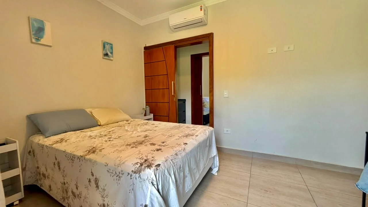 Quarto com cama e janela
