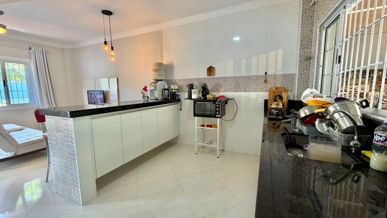 Cozinha com bancada e armários