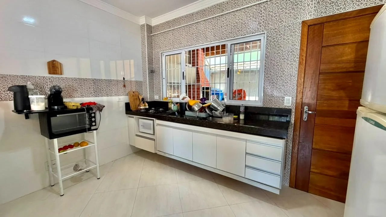Cozinha com bancada e pia