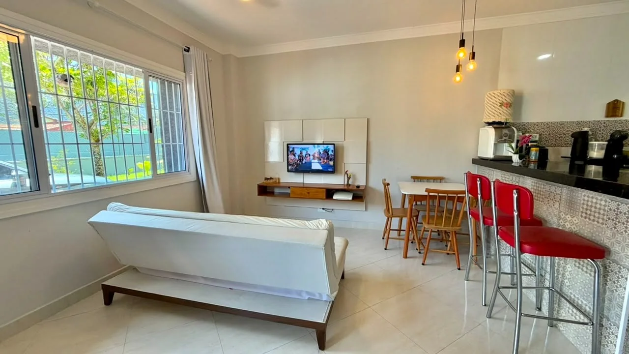 Sala com sofá e janela